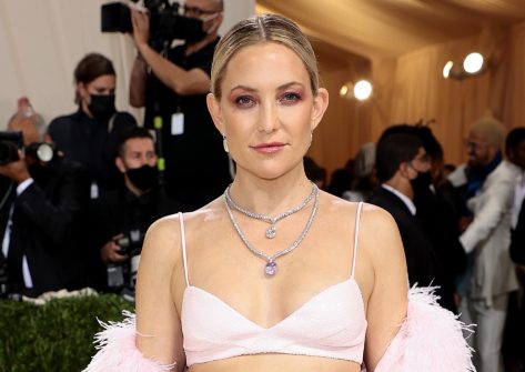 Kate Hudson in Bathing Suit Says “Take Me to the Dezzzz”