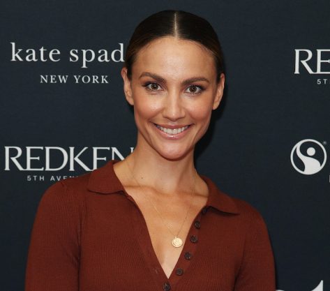 Rachael Finch in Bathing Suit Gets a “Taste of What a House Feels Like”