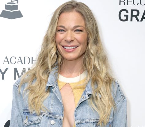 LeAnn Rimes in Bathing Suit Says "Tree's Company"