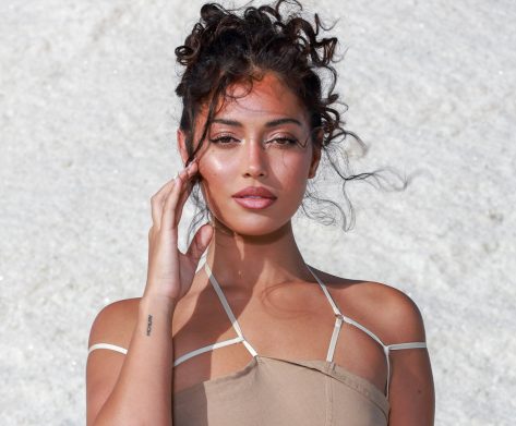 Cindy Kimberly in Bathing Suit Looks Like "Santánico Pandemonium"