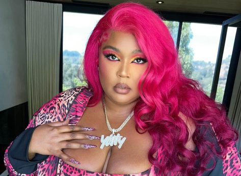 Lizzo in Bathing Suit is “a Baddie”