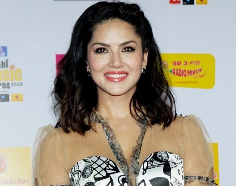 Sunny Leone in Bathing Suit Says “Paani aa aa aa aayaaaa!!”