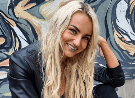 Justyna Święty-Ersetic in Bathing Suit Has a “Sunday Funday”