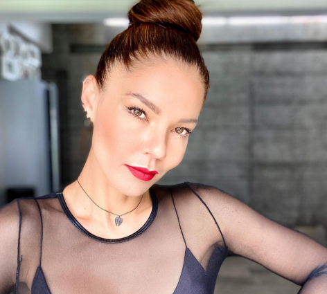 Shirly Gómez in Bathing Suit Says “I Love Sunsets”