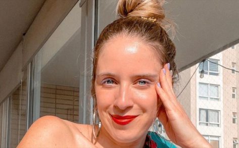 Alison Mandel in Bathing Suit Says “Thank You for My Vacation”