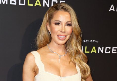 Lisa Hochstein in Bathing Suit Says “Those Who Look Behind Will Never See Beyond”