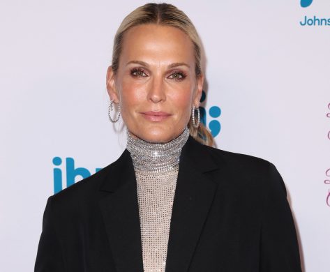 Molly Sims in Bathing Suit is in "Best Place on Earth" 