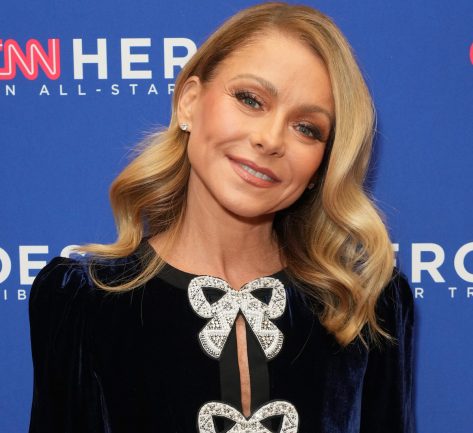 Kelly Ripa in Bathing Suit Says "Cheeky New Year" 