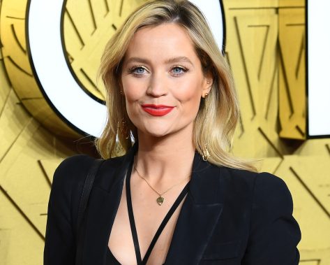 Laura Whitmore in Bathing Suit Wears "Mismatched" Outfit
