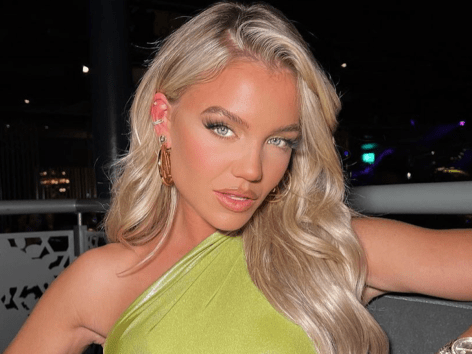 Molly Smith in Bathing Suit Shares “Perfect Way to Start the Year”