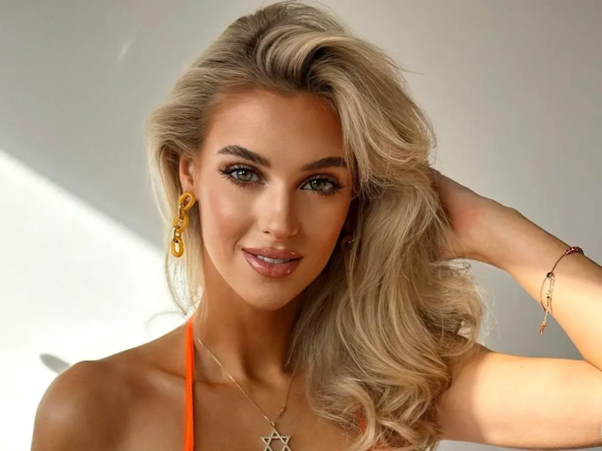 Veronika Rajek in Bathing Suit Asks