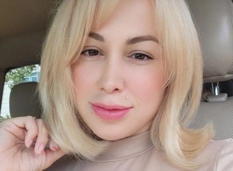 Paola Mayfield in Bathing Suit Says “What a Beautiful Day”