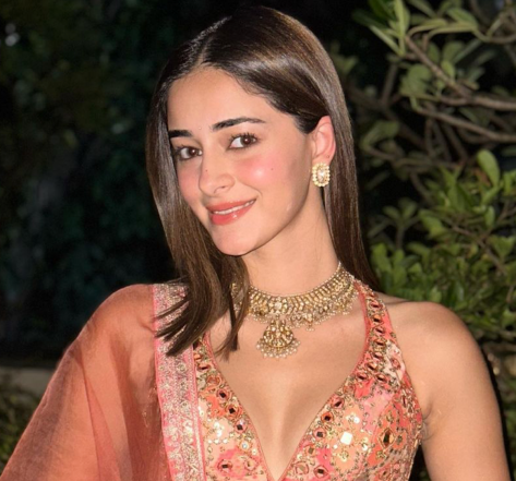 Ananya Panday in Bathing Suit Shares “Mirror Selfies”