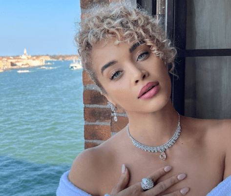 Jasmine Sanders in Bathing Suit Has a "Pool Day"