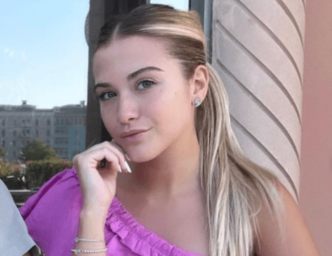 Sofía Calzetti in Bathing Suit Says “I Love You”