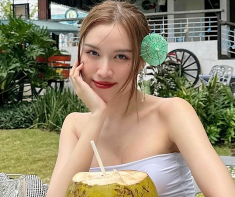 Thanh Thanh Huyền in Bathing Suit is “Cute”