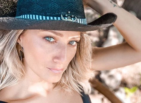 Mica Viciconte in Bathing Suit is “Bellísima”