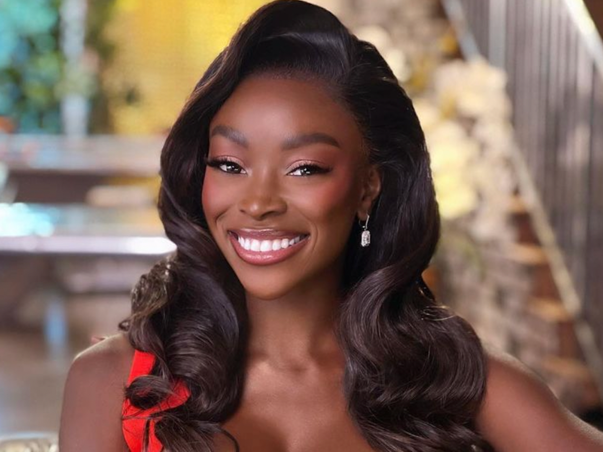 Chelsea Lazkani in Bathing Suit is Texting — Celebwell