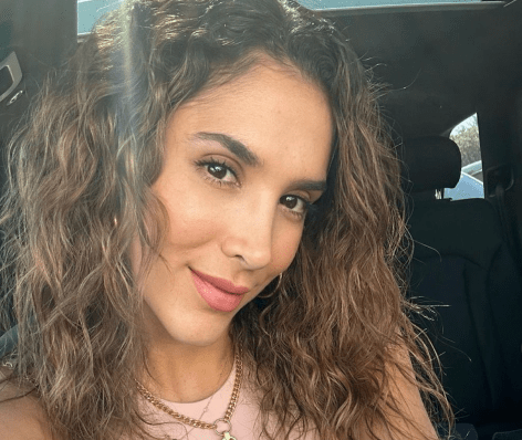 Daniela Ospina in Bathing Suit Enjoys “Sunday”