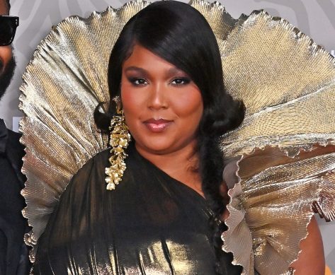 Lizzo in Bathing Suit Says “Bahamas, You Ready?”