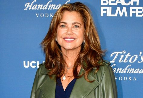 Kathy Ireland in Bathing Suit Says “Thanks”