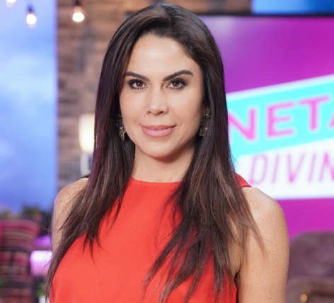 Paola Rojas in Bathing Suit Says “I Miss You”