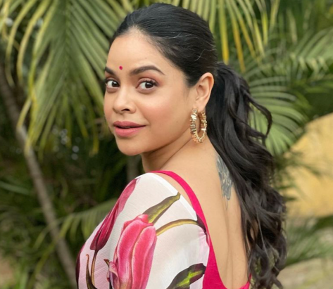 Sumona Chakravarti in Bathing Suit Makes the Most of "Golden Hour"