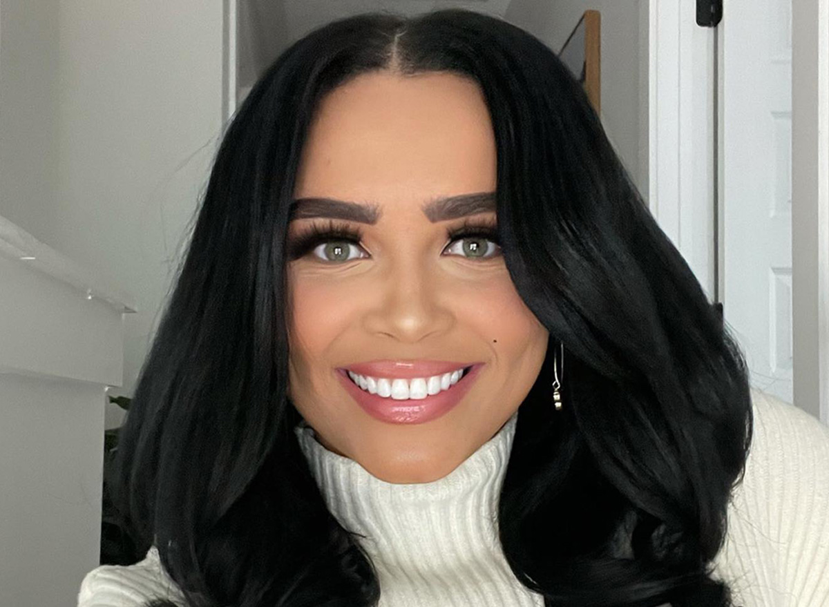 Jasmine Davis in Bathing Suit Says "Hola" — Celebwell