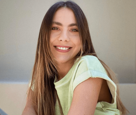 Claudia Vergara in Bathing Suit is a “Queen”