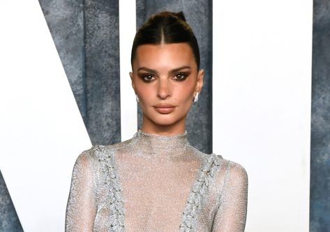 Emily Ratajkowski in Bathing Suit Says “City Girls Up!”