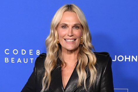 Molly Sims in Bathing Suit Says “Let’s Go!”