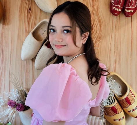 Kasih Iris Leona in Bathing Suit Has “Such a Cool Experience”
