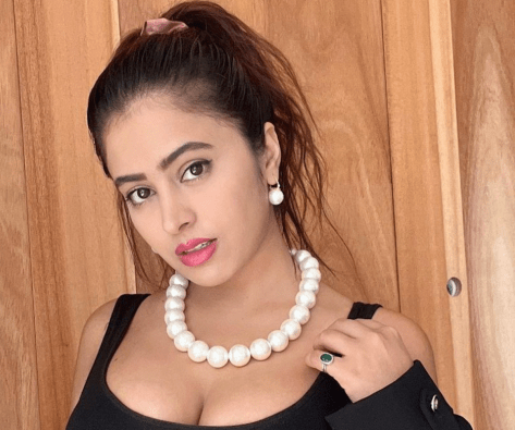 Shobhita Rana in Bathing Suit is a “Traveler”