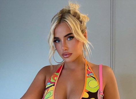 Ellie Brown in Bathing Suit is With “Fave People”