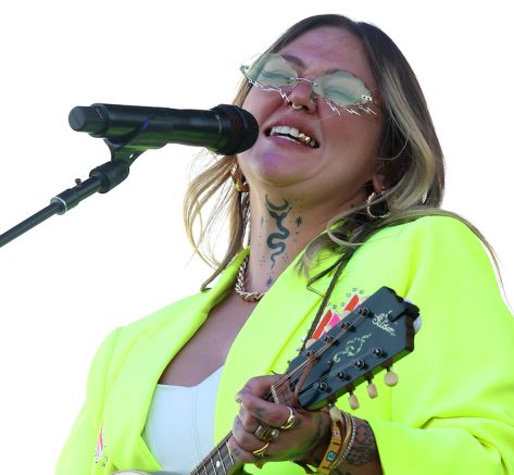 Elle King in Bathing Suit Says “Who is She”