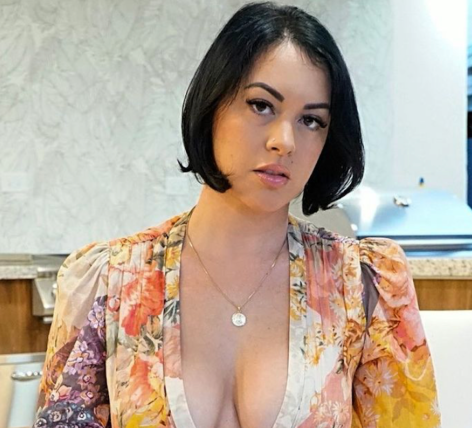 Imaray Ulloa in Bathing Suit Asks “Which Photo Do You Like Best?”