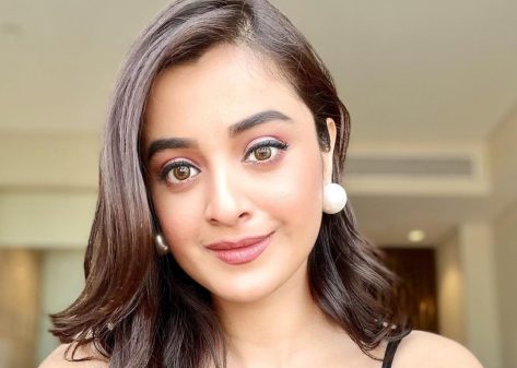 Darshana Banik in Bathing Suit Has “No Monday Morning Blues”