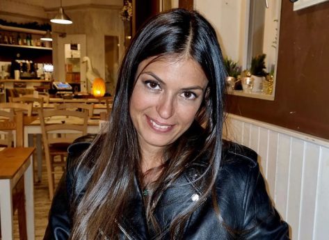 Sara Tommasi in Bathing Suit is “Stupenda”