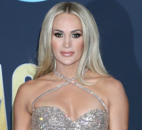 Carrie Underwood in Bathing Suit is With “Sisters”