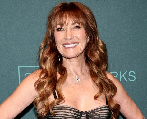 Jane Seymour in Bathing Suit Says “Soak Up the Sunshine”