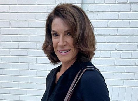 Hilary Farr in Bathing Suit Has "Best Time Ever"