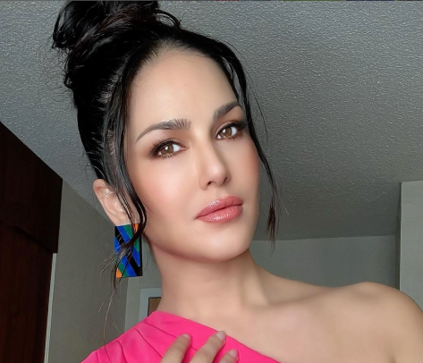 Sunny Leone in Bathing Suit is "Star Struck"