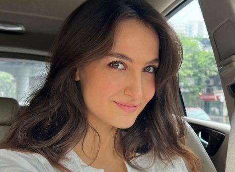 Elli AvrRam in Bathing Suit Says “Let’s Get Tropical”