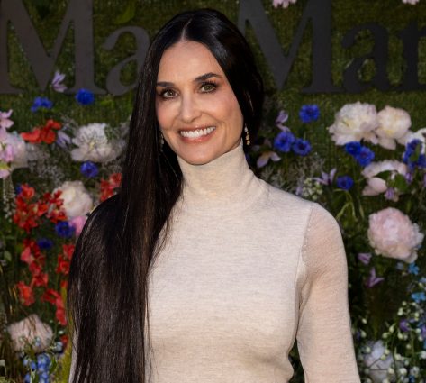 Demi Moore in Bathing Suit Says “Don’t Forget Your SPF”