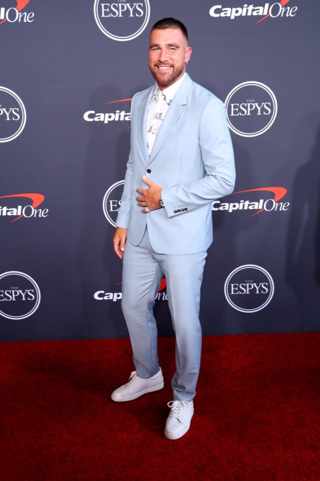 Ezekiel Elliott brings the cut off shirt to the red carpet - ESPN