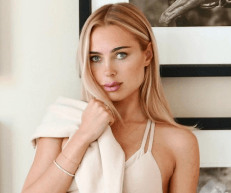 Kimberley Garner Shares Swimsuit Photo, “Tis the Season”