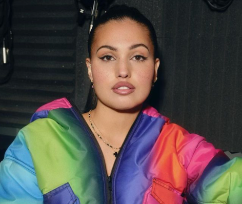 Mabel Shares Swimsuit Photo Saying “Ur My Lobster”