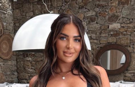 Amber Phillips Shares Swimsuit Photo in “Mykonos Outfits”