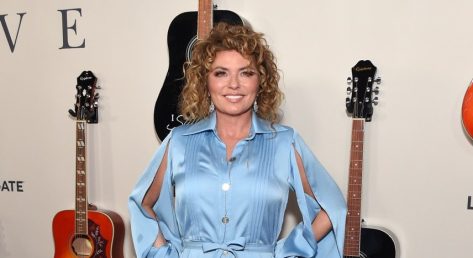 Shania Twain Rocks Taylor Swift Workout Gear & Stuns On Tour