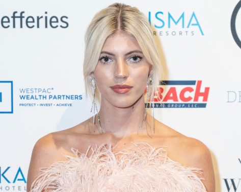 Devon Windsor Shares Swimsuit Photo, "Beached" 